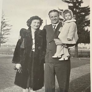 Vintage Black & White Photo Picture Of Young Family‎ Outside Dress Clothes 1950s